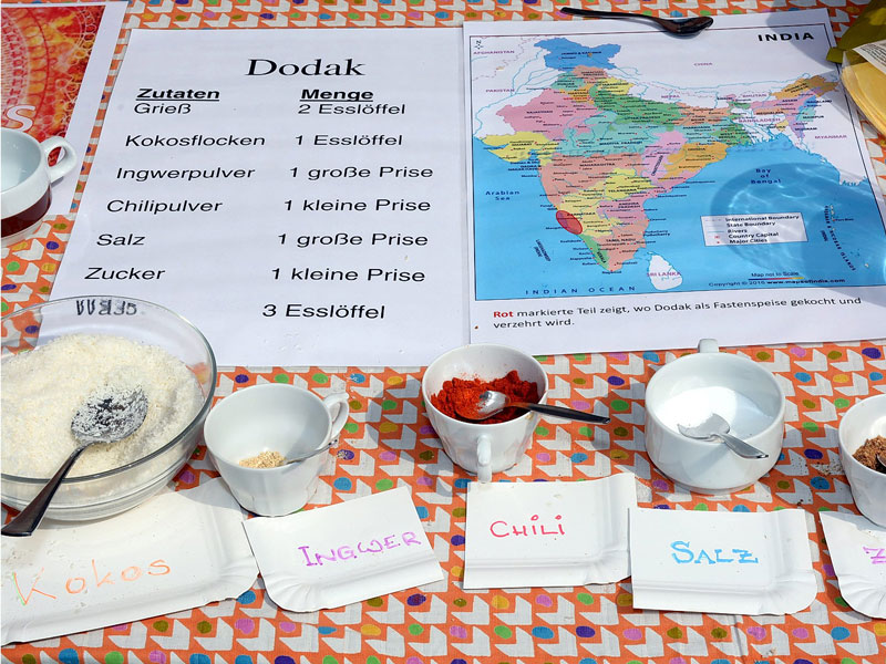 Das Rezept für die indische Fastenspeise Dodak ist zu sehen. Dodak ist ein Fladenbrot aus Gries und Kokos
