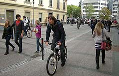 Radfahrer und Fußgänger im Shared Space-Bereich