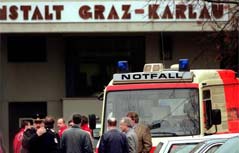 Rettungsfahrzeuge am Tag der Geiselnahme vor dem Eingang zur Strafanstalt Karlau