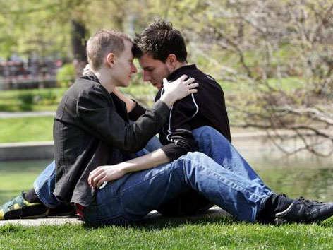 Homosexuelles Paar im Park