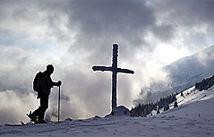 Skitourengeher auf einem Berggipfel