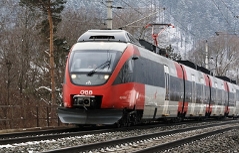 ÖBB-Zug auf der Schiene im Winter