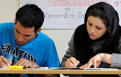 Teilnehmer eines Sprachkurses an einer Volkshochschule
