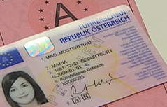 Neuer Führerschein im Kartenformat liegt auf altem Papierführerschein