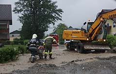Feuerwehrleute bei Aufräumarbeiten im Bezirk Liezen