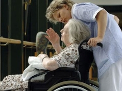 Pflegerin und Rollstuhlfahrerin