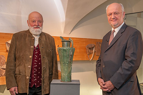 Sepp Forcher mit Ex-Salzburg-Museum-Direktor Erich Marx und der keltischen Schnabelkanne