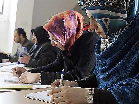 Frauen mit Kopftuch bei Lehrgang