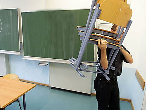 Sessel werden aus Klassenraum getragen