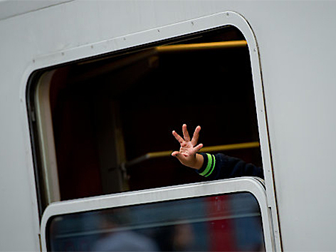 Winkende Hand aus Zugfenster