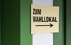 Hinweisschild "Zum Wahllokal"