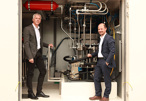 v.l. Andreas Wimmer (CEO & CSO des LEC) und Ekkehard Klein (Projektverantwortlicher bei Linde Gas) vor der Hochdruckgasanlage