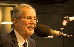 Alexander Van der Bellen im Radiostudio