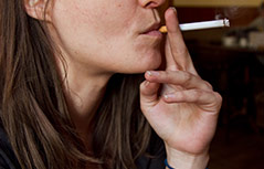Junge Frau beim Rauchen