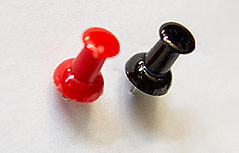 Ein roter und ein schwarzer Pin