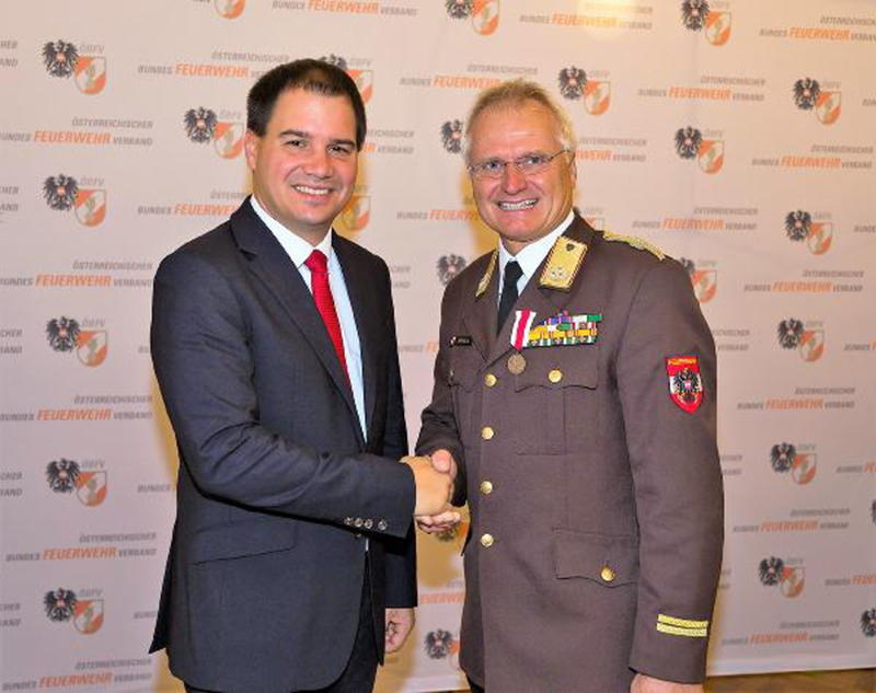 Albert Kern (r.) wurde als Präsident des Österreichischen Bundesfeuerwehrverbandes wiedergewählt, LH-Stv. Michael Schickhofer gratuliert