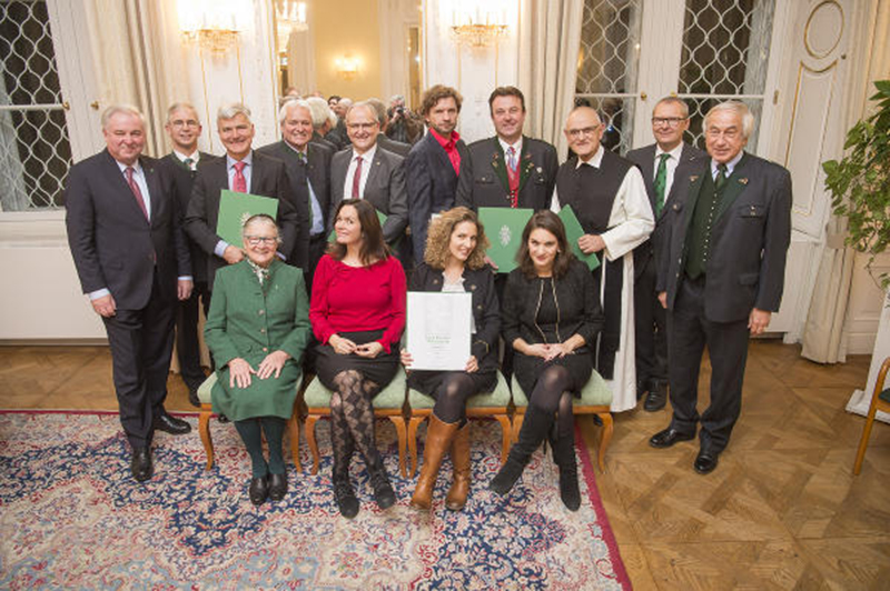 Schützenhöfer (l.) mit den diesjährigen Preisträgerinnen und Preisträgern sowie den beiden Vorstandsmitgliedern des Steirischen Gedenkwerks, Klaus Poier (2.v.r.) und Gerald Schöpfer (r.)