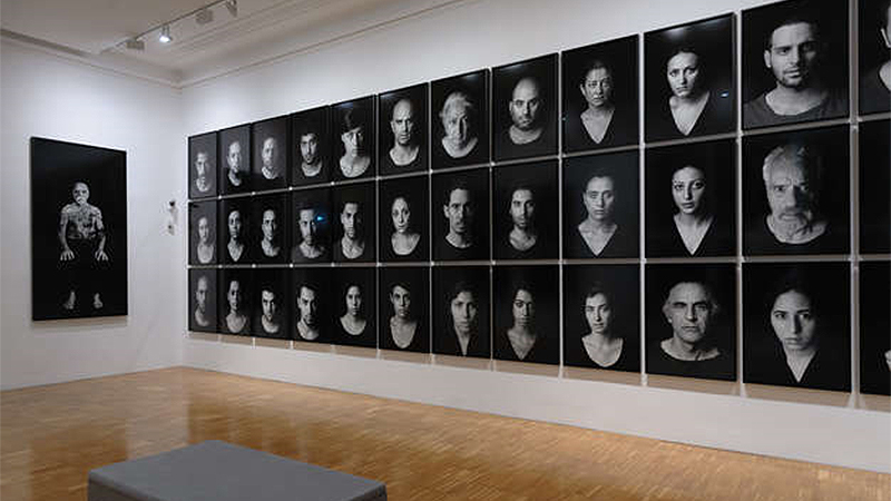 Ausstellungsansicht, Shirin Neshat, "The Book of Kings", 45 Bilder, 2012,