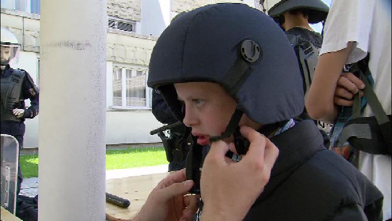 Kind darf eine Polizeiuniform anziehen