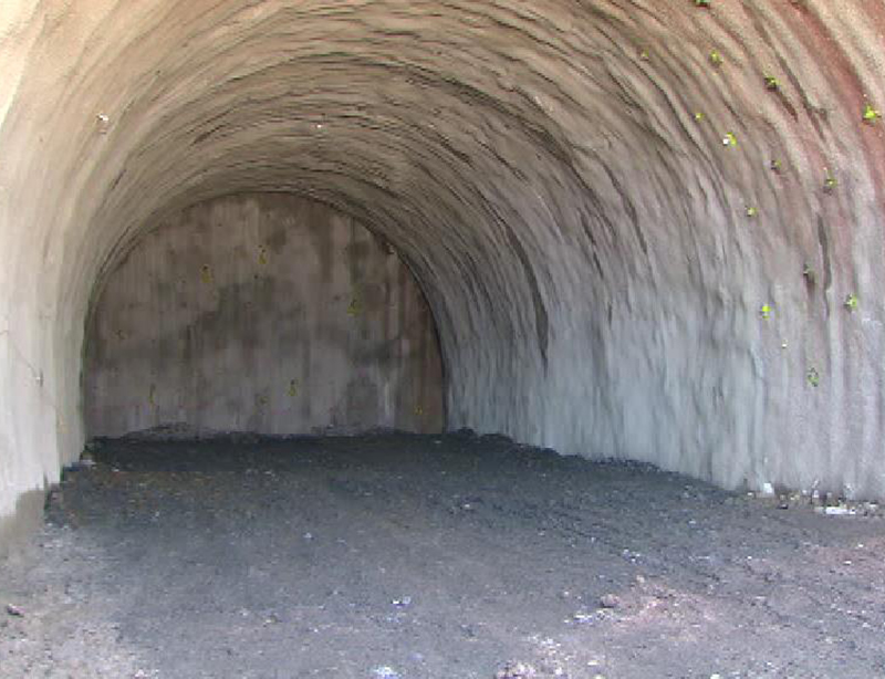 Derzeit werden die nötigen Tunnelröhren durch den Erzberg gesprengt.