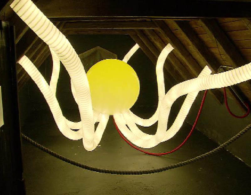 Lichtkünstler Anton Schnurrer  kreiert eine vielarmigen Lichtskulptur in Form eines Oktopus