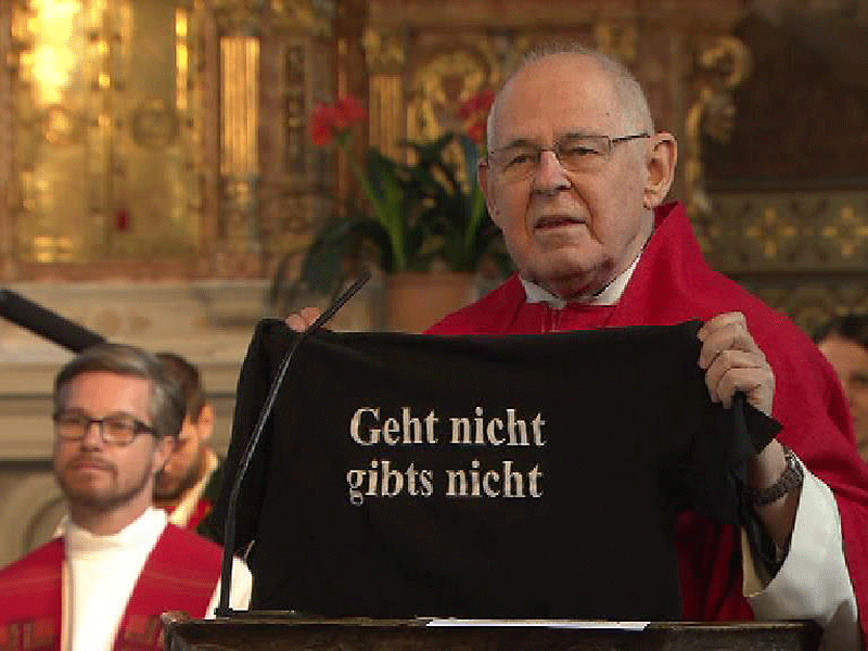 Pfarrer Pucher hält T-Shirt mit Schriftzug Geht nicht gibt's nicht
