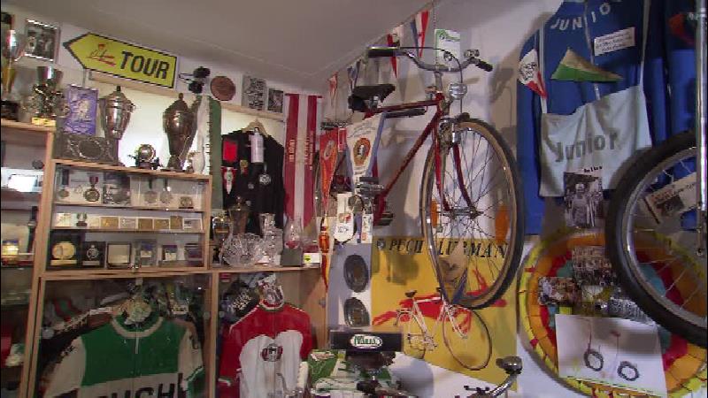 Einblick in die Sammlung mit Rädern, Dressen und Medaillen.
