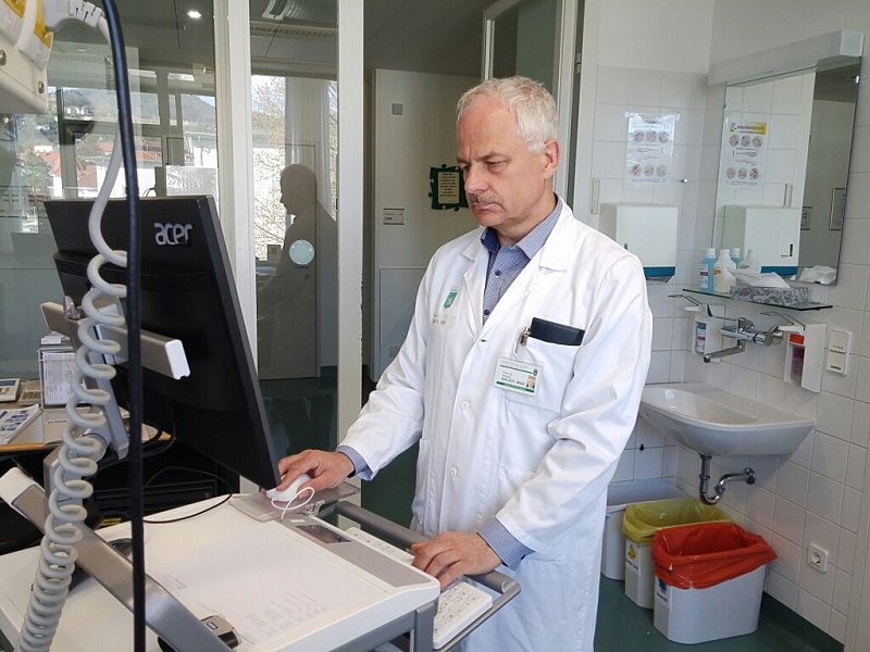 Arzt bedient die elektronische Fieberkurve im LKH Hartberg