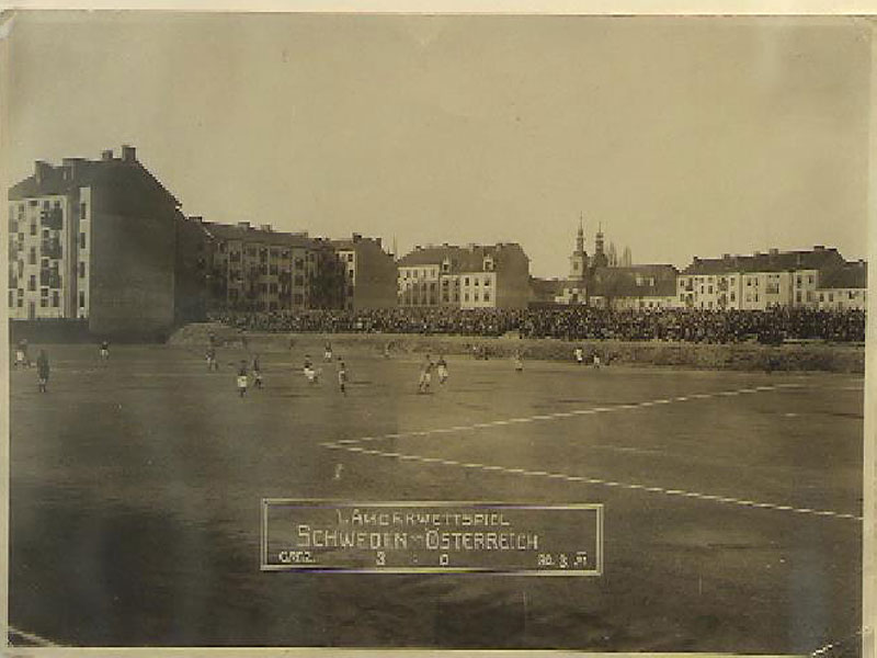 Ein schwarz-weiß Bild zeigt das Fussballfeld der Gruabn