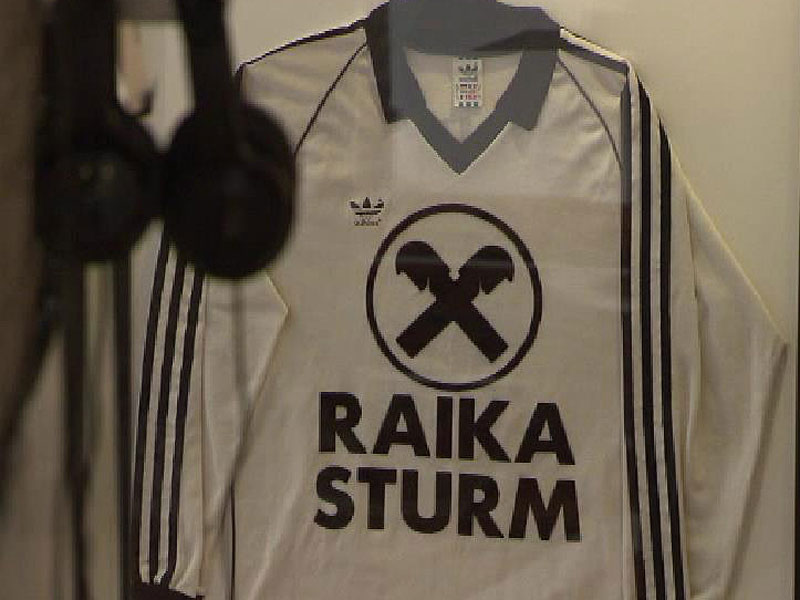 In der Ausstellung sind auch einstige Fussballtrikots von Sturm Graz zu sehen. Zum Beispiel mit der Aufschrift Raika Sturm