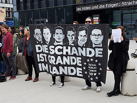 Demonstranten vor FPÖ-Landesparteitag